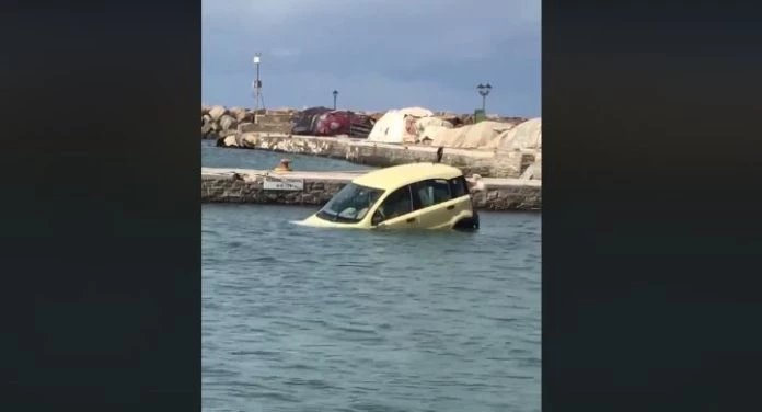 Βίντεο: Ξέχασαν το χειρόφρενο και το αμάξι έκανε μπάνιο
